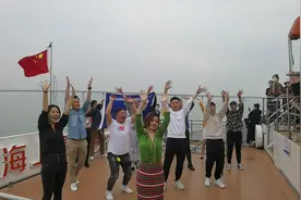 参观港珠澳大桥，台湾记者跟着唱起《我和我的祖国》图片