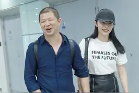 姚晨紧挽老公现身机场，大方自然秀恩爱，狂撒一大把狗粮。图片