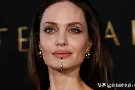 46岁安吉丽娜·朱莉穿抹胸长裙走红毯，下巴戴金属环，造型吸睛图片
