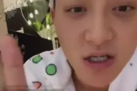 黄子韬因为家太大被吓到？秀超大豪宅满屋手办，素颜直播眉毛吸睛图片