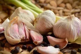 大蒜应该生吃还是熟吃？营养师：不管哪种吃法，几类人都要少吃图片