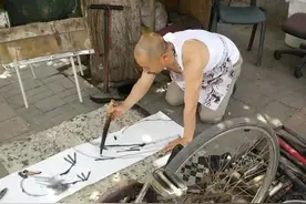 1元2张画！街边老头“画家、修车师”双重身份，自称齐白石之上图片
