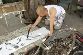 1元2张画！街边老头“画家、修车师”双重身份，自称齐白石之上图片