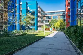 盼星星盼月亮，西湖区这所学校建了20年还没动工！官方这么回复图片