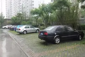 轮胎被“恶意”锁住咋办？老司机：不要找交警，用这招30分钟搞定图片