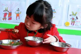 孩子吃饭有这三种表现，成年后多半没出息，家长别不重视图片