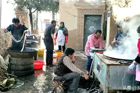 甘肃农村真实生活，冬天开始手“抖”粉条，这传统你家乡有吗？图片