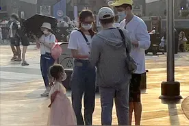 颖儿付辛博带女儿去乐园，3岁小月亮甜美似公主，站姿像老干部图片