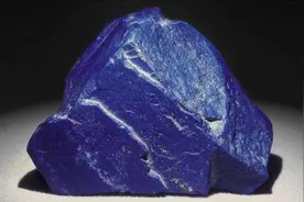 犹如蓝天一样的的青金石，它也是人类最早开采的宝石之一图片