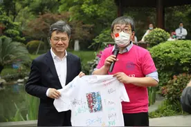 准备辞职的90后男护士，为何连续三轮支援新冠病房？图片