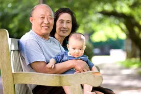 不给孩子脱衣服，满头是汗也不行，老一辈的带娃观念要改了图片
