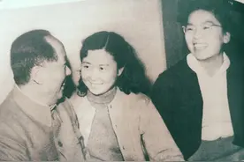 留苏女学生要给邓小平让座，毛泽东说：让他为人民服务，站一会儿图片