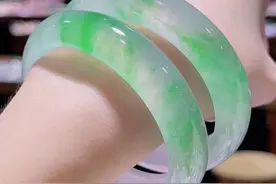 玉石手镯，俗语说“富贵戴双镯”和“玉镯不双戴”，你该怎么选？图片