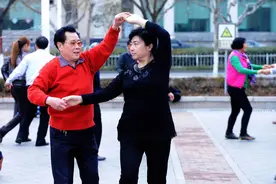 跳交谊舞的女人太坏了！65岁大爷哭诉：换了3个舞伴，结果都一样图片