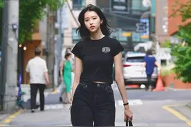 韩国路人街拍，没有“大浓妆+高跟鞋”，一身黑灰却意外高级图片