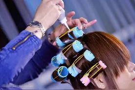 烫发一个月后头发就直了，烫发能保持多久？了解这三点烫发不迷路图片