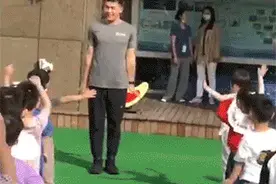 幼儿园“猛男老师”刷屏，女网友：我想上幼儿园图片