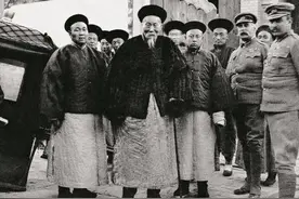 他比和珅聪明，死后留下五千万两白银，如今后代个个都是亿万富豪图片