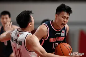 宏远迎来晴天霹雳，赵睿侮辱裁判被罚款禁赛，杜锋脸色挂不住了图片