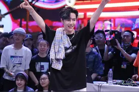 当王一博遇到张艺兴，连喝水都是一场戏！两个“铁憨憨”实锤了图片