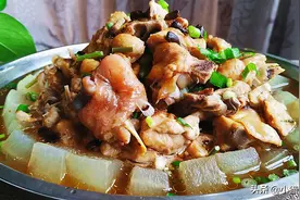 1块冬瓜加上半边鸡肉，不炒不炖，简单一腌，放锅一蒸，营养好吃图片