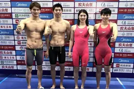 混合接力摘银！中国组合天赋加苦练赢得掌声 男帅女靓太养眼图片