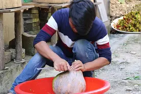 南瓜皮也能吃？农村小伙柴火炒，停不下的美味