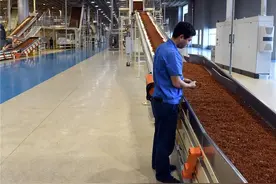 硕士生去流水线卷香烟，你以为是文凭不值钱了？其实他们很会算图片