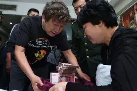 30岁北京小伙娶70岁美国富婆，继承70亿财产后，他后悔了？图片