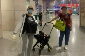 34岁女星边赶火车边吸奶，拍戏还带孩子，隐婚生女丈夫身份成谜图片