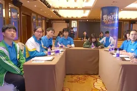 选手勇敢表达，自我介绍体现大智慧图片
