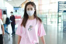 38岁刘芸真会装嫩，穿卡通T恤像个小姑娘，就是脚上的袜子太抢眼图片