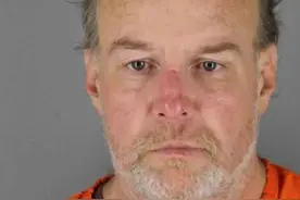 美国男子太过“自由”，在机场脱光衣服自娱，被警察抓起来图片