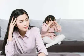 孩子又把b写成d，佛系妈妈暴跳如雷，拼音卡变身桌游，玩着就搞定图片
