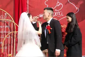 姐姐要嫁人，18岁弟弟不放心，偷偷拉横幅喊话姐夫：对我姐好点图片