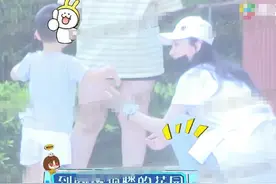 赵丽颖带儿子逛商场，母子穿亲子装，温馨互动太有爱图片