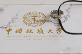北京一高校为毕业生制作专属戒指：学士的镶水晶、博士的镶钻图片