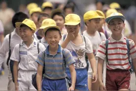 2021年中小学暑假时间公布，最短22天，同时还有一个好消息图片