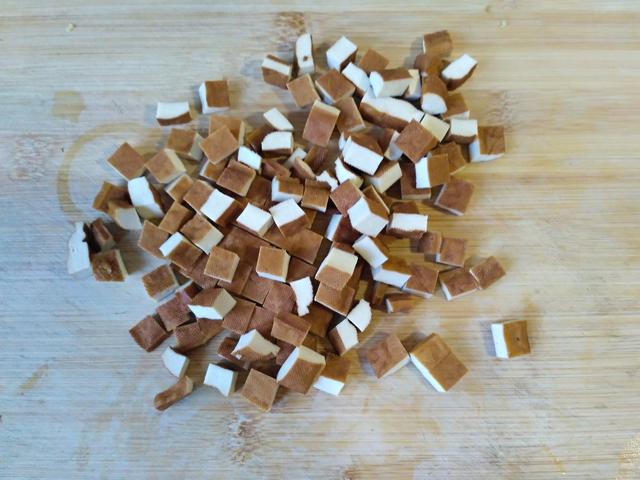 春季特有的一种菜，这个做法简单又好吃，清热解毒效果好。