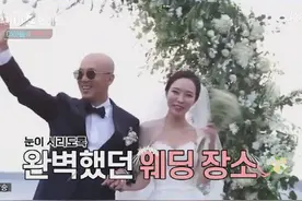 韩国“父女恋”节目上重聚，刚碰面即泪崩，男方还抱着前妻狂撒娇图片