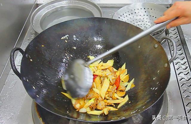 第一美食：两根茭白，一块炒肉，厨师长教你地道的家常做法