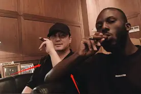 沈腾与黑人室内豪气抽雪茄！两人肤色对比明显，夹烟姿势十分老练图片