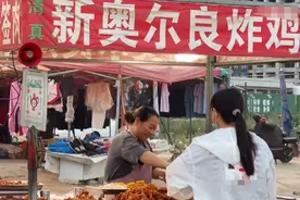 山东20岁女孩摆摊卖小吃，15元买一斤送一斤，不爱打扮笑容很温暖图片