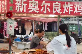 山东20岁女孩摆摊卖小吃，15元买一斤送一斤，不爱打扮笑容很温暖图片