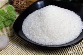 只见养蜂人给蜜蜂喂白糖，检测又不含白糖成分，为啥？蜜蜂在作怪图片