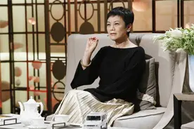 张艾嘉老的真实！气质格外高级，黑色针织衫配白色百褶裙简约大气图片