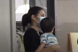 黎明前妻当妈不合格？逛超市唯独不给儿子戴口罩，还抱着他到处走图片