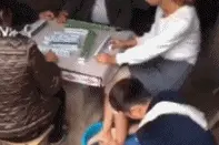 搞笑合集：哥哥也太不好当了，一个没留神就把妹妹摔倒了图片