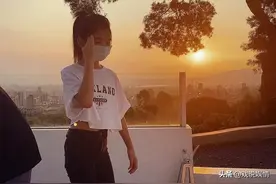 曹格妻子吴速玲晒母子三人近照，11岁女儿初显模特身材图片