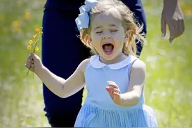 瑞典小公主萌萌惹人爱，满地打滚好肆意，活成了令人羡慕的模样图片